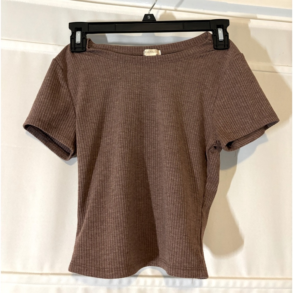 Woman’s casual short sleeve crop top
